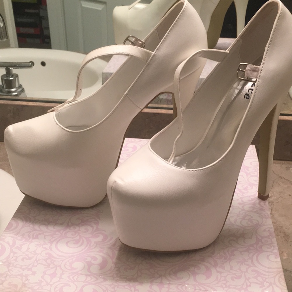 White babydoll platform pump